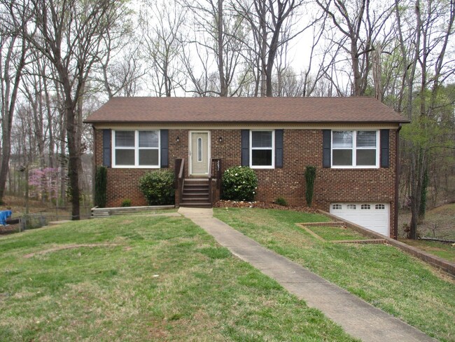 Building Photo - Brick house with 3 bedrooms, 2 baths and b...