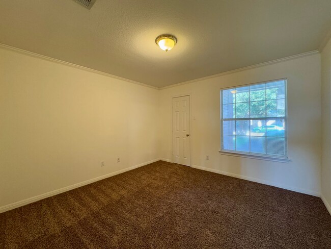 Building Photo - Duplex *LEASING SPECIAL AVAILABLE*