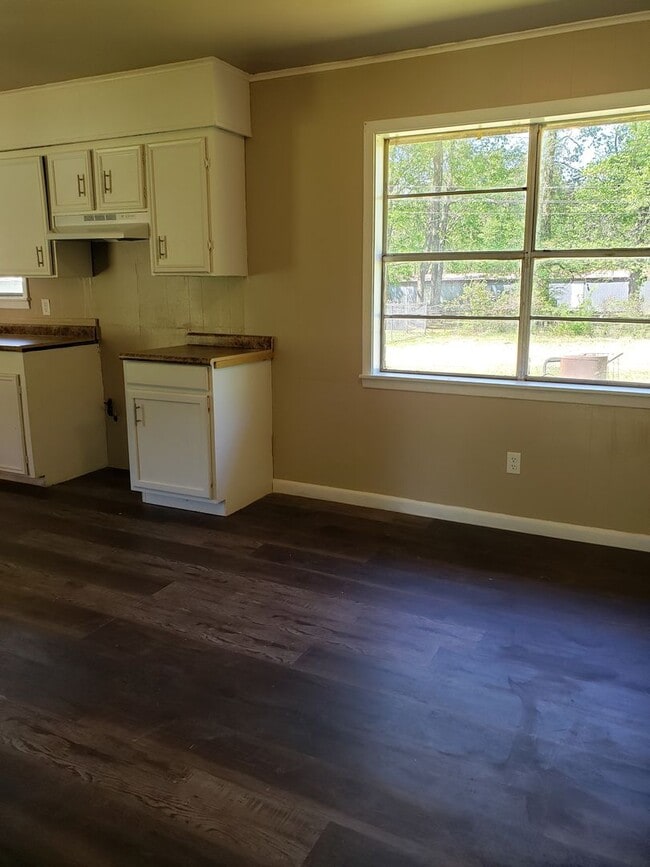 Building Photo - Very nice 3 bedroom/1&1/2 bathroom