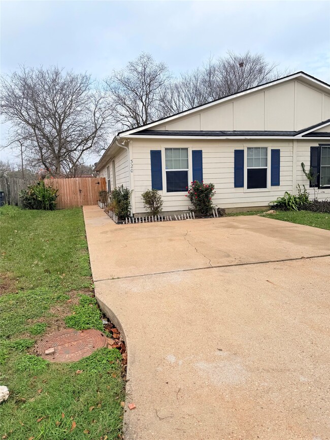 Building Photo - 320 Willowick St