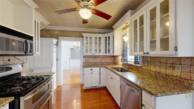 Building Photo - 609 N Ash St