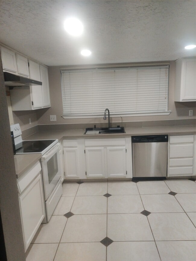 Building Photo - 24123 Bassett Hall Ln