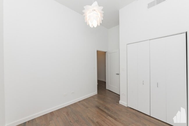 Building Photo - 630 W Lake St