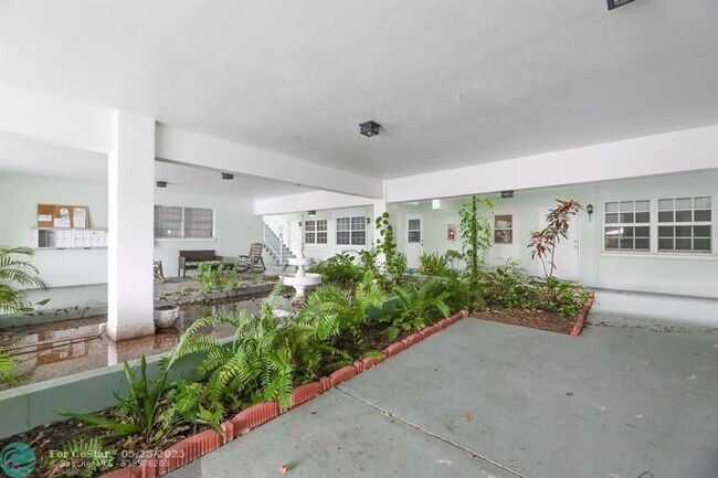 Building Photo - 2404 NE 33rd Ave