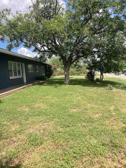 Building Photo - 1635 River Oaks Dr