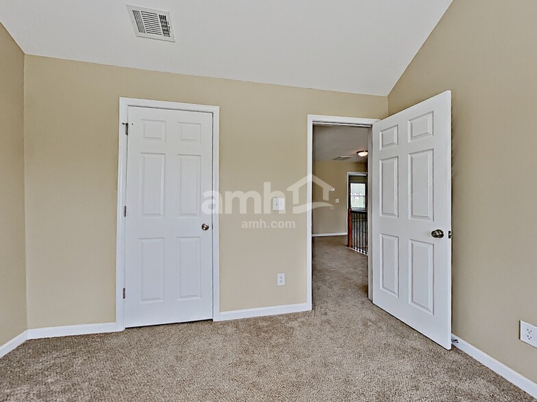 Building Photo - 4975 Hopewell Manor Dr
