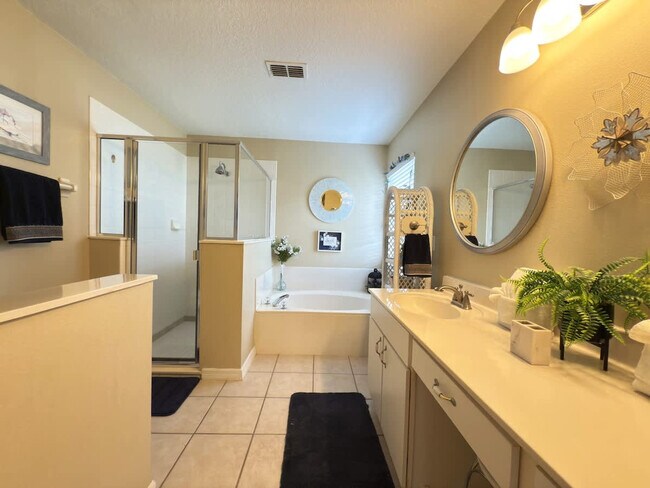 Building Photo - 900 Oxford Dr