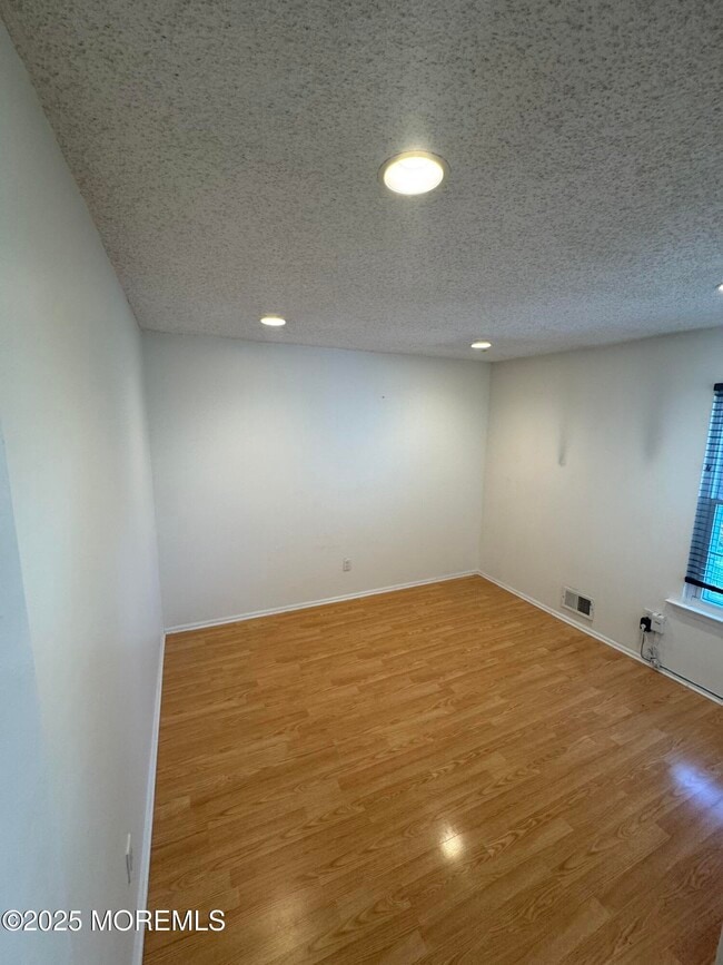 Building Photo - 320 Tulip Ln