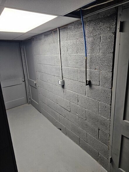 Shared basement hallway - 4355 Coleridge St