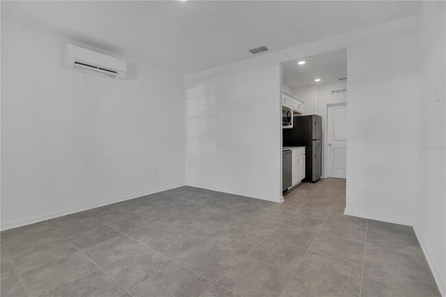 Building Photo - 2671 Armstrong Ave