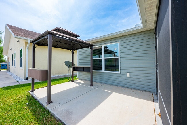 Building Photo - 1329 Paradise Dr