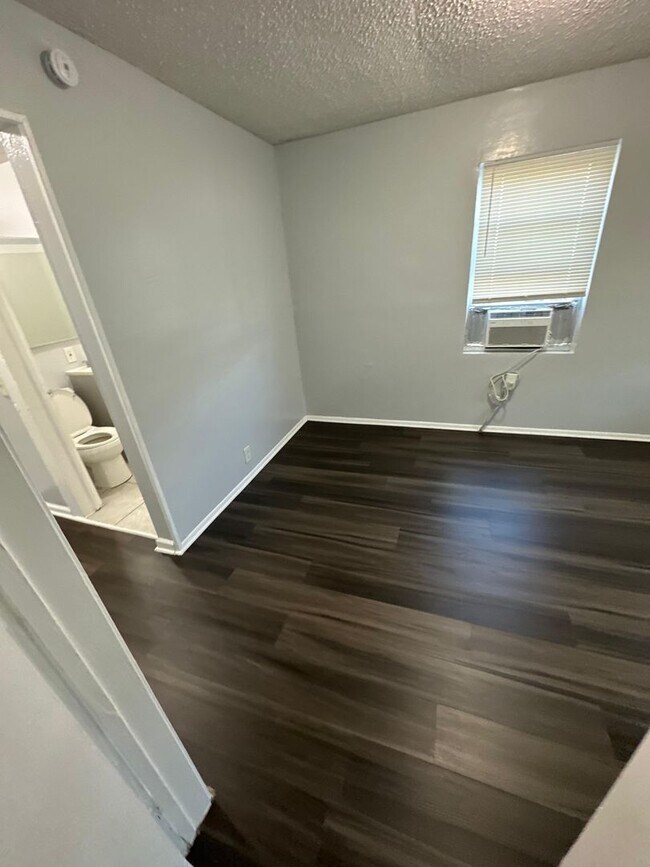 Building Photo - 1528 Mt Herman St