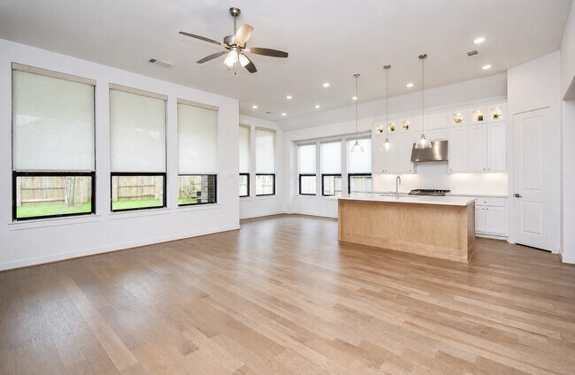 Building Photo - 518 Bedias Creek Dr