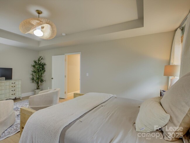 Building Photo - 2016 Wedgedale Dr