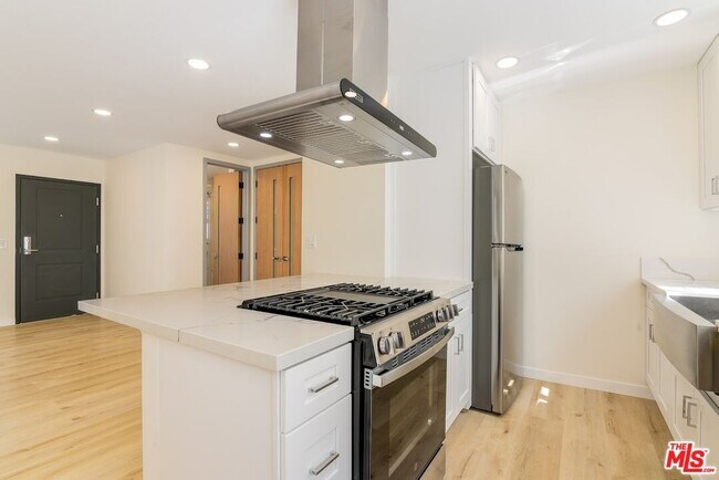 Building Photo - 835 S Sherbourne Dr