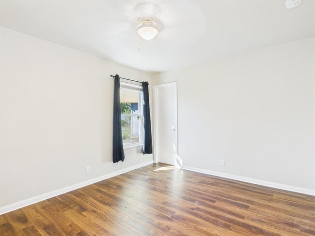 Building Photo - 1411 Kamar Dr