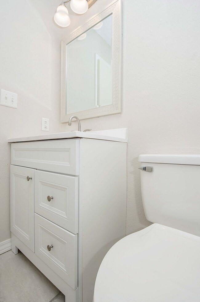 Building Photo - Privacy Fenced, 3 bed 3 bath in South Spri...