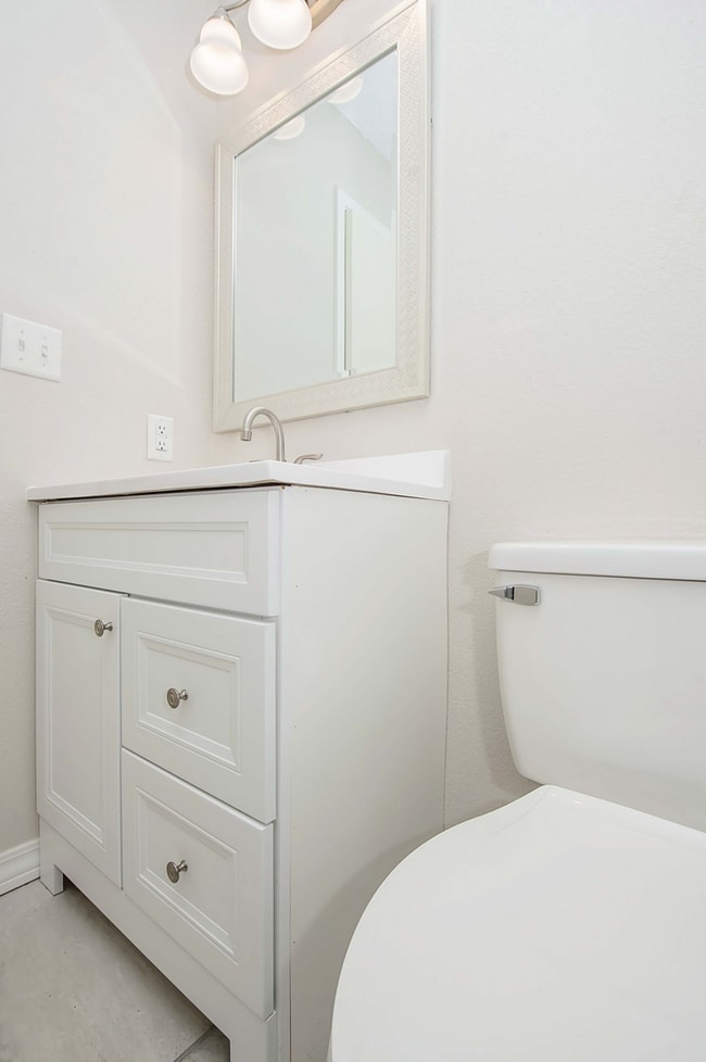 Building Photo - Privacy Fenced, 3 bed 3 bath in South Springfield (Ask about our special)