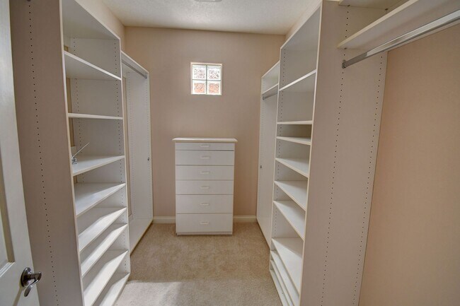 Building Photo - Beautiful NE Heights 3-4 Bedoom with Amazi...