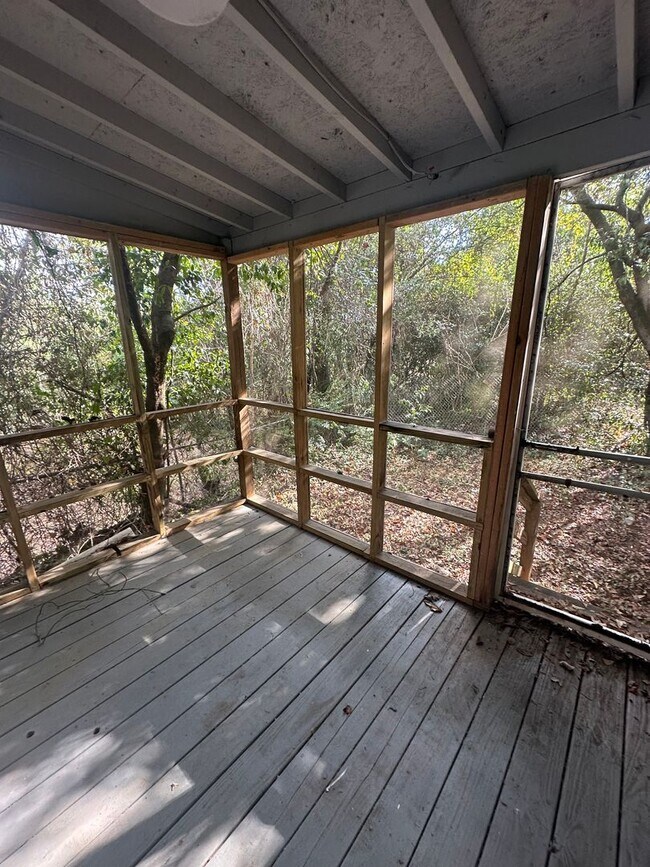 Building Photo - 3 bedroom 2 bath renovated home with a huge family room!