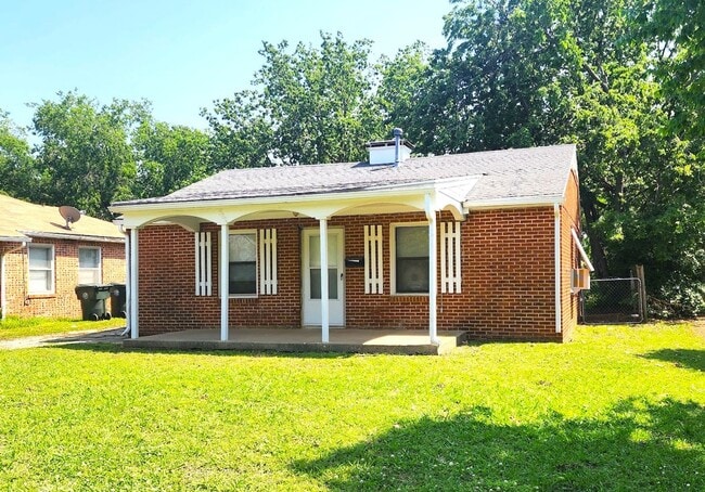 Building Photo - 2 Bed 1 Bath 1 Car  Detached Garage in Chesser Addn Midwest City