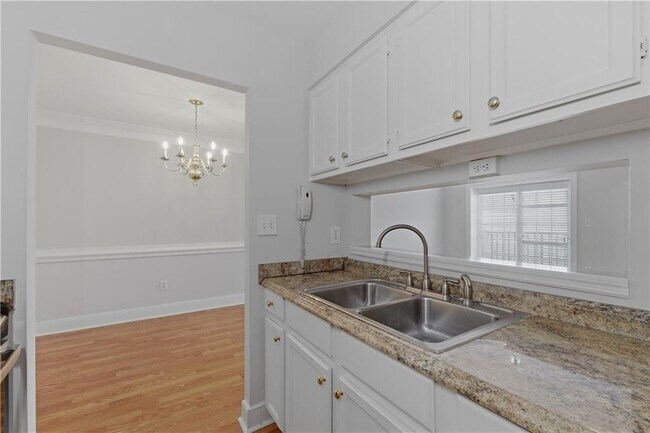 Building Photo - 300 Johnson Ferry Rd