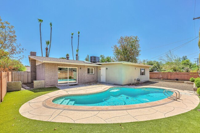 Building Photo - 3820 Grandview: Spacious 4-bedroom, 2-bath home with large bedrooms and no carpet