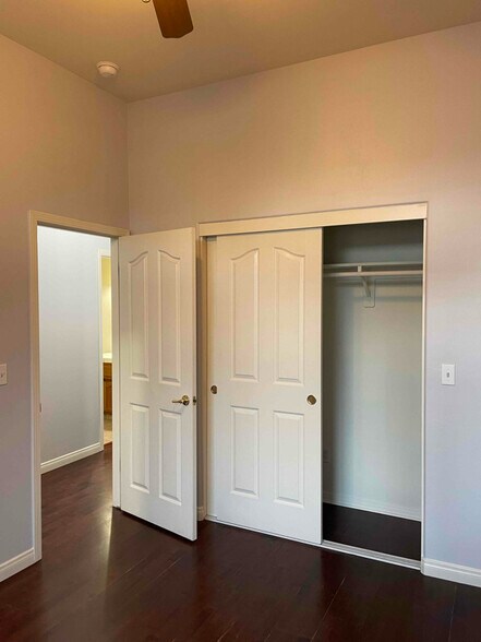 Building Photo - 9415 Godiva Ave