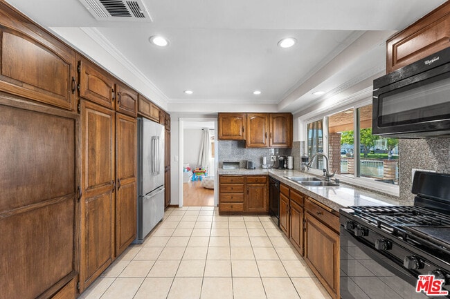 Building Photo - 18032 Mariner Dr