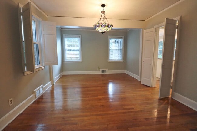 Building Photo - Updated 3 bedroom 2.5 bath home in Sherwood Forest