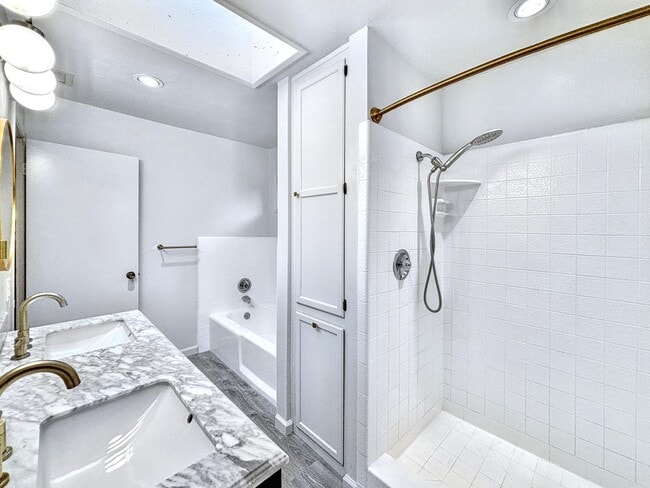Building Photo - 3 Bed & 2.5 Bath House in Fallbrook, CA / ...