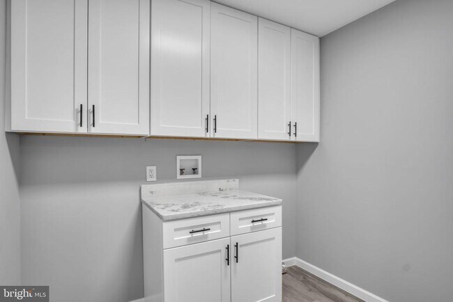 Building Photo - 1500 Embassy Dr