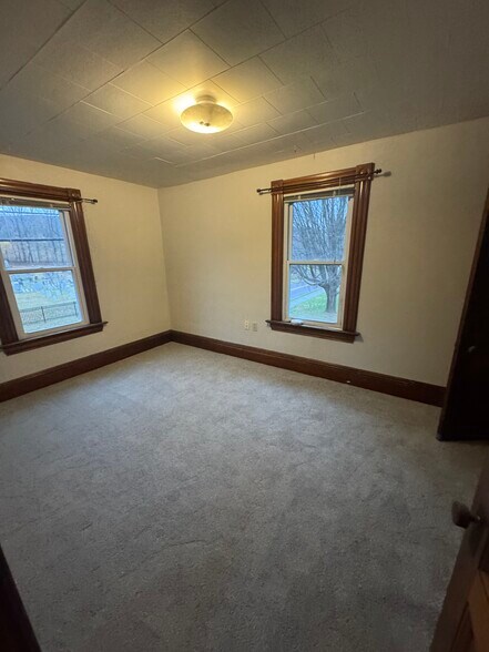 Building Photo - 15 Railroad St