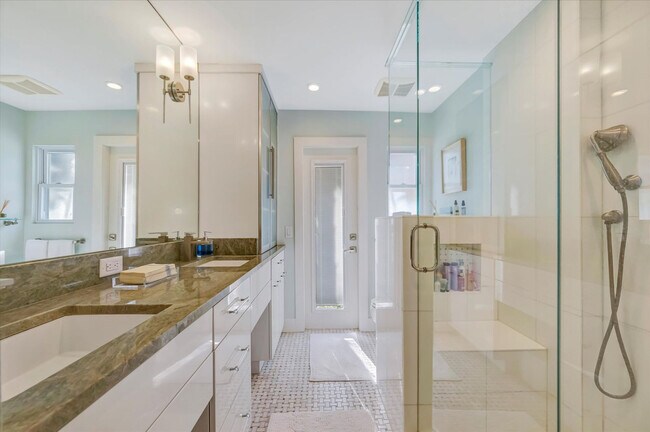 Building Photo - 3002 Pass a Grille Way