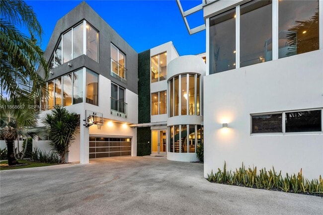 Building Photo - 1319 Seminole Dr