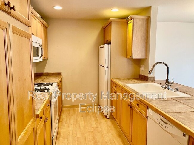 Building Photo - 8808 Redmond - Woodinville Rd NE