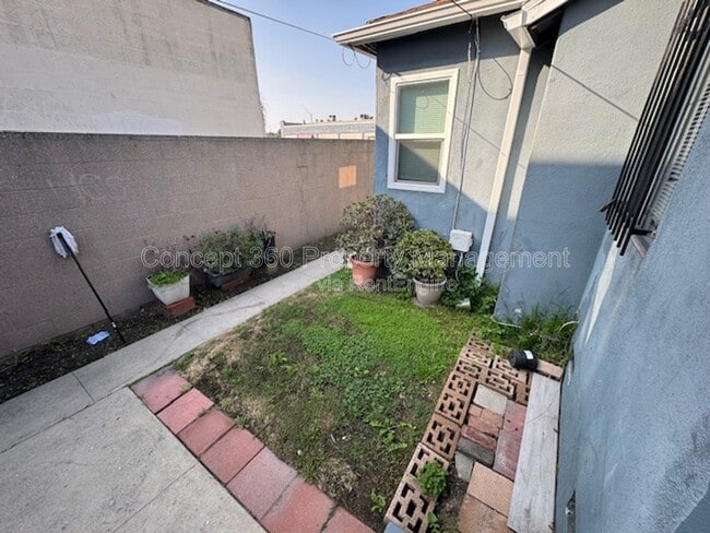 Building Photo - 1834 Cedar Ave