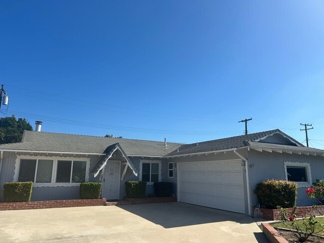 Building Photo - East End 4 Bedroom Home!