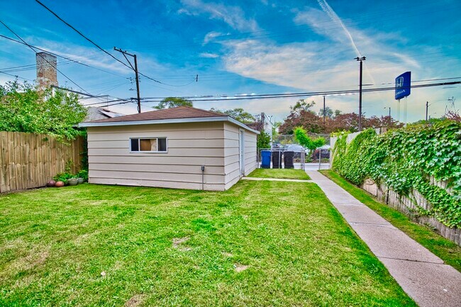 Building Photo - 6609 N Artesian Ave