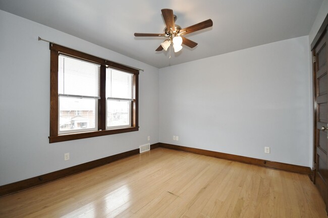 Building Photo - Charming 2-Bedroom Townhouse for Rent in C...