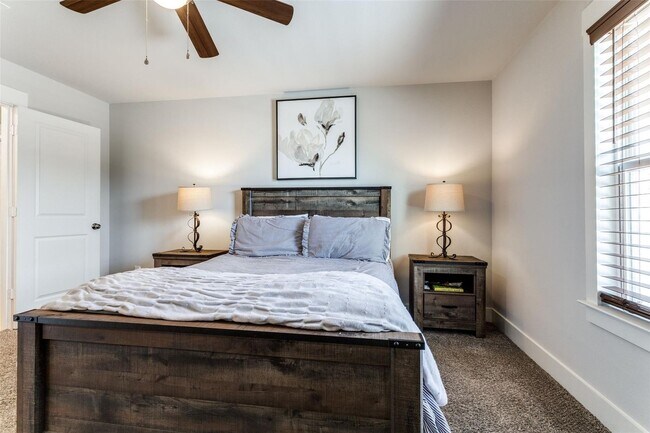 Building Photo - Beautifully Updated 3 Bed, 2.5 Bath in Pea...