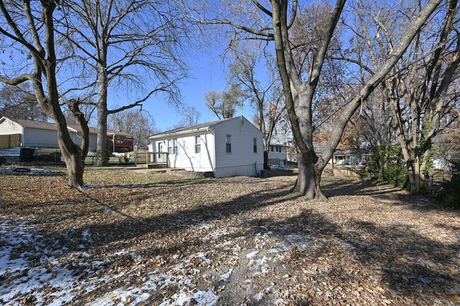 Building Photo - Cute 2 bedroom, 1 bath house