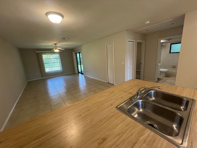 Building Photo - $1,200/month ** Annual ** 2 bed / 1 Bath -...