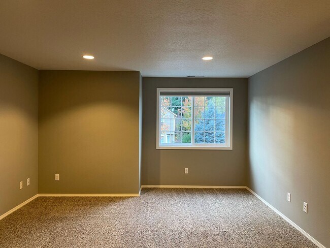 Building Photo - Adorable 4 Bedroom 2.5 Bath Home in Fisher's Landing! Fully Fenced Backyard! Mountain View High S...