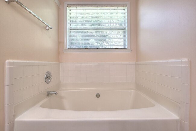 Building Photo - 665 Walnut Creek Dr NW