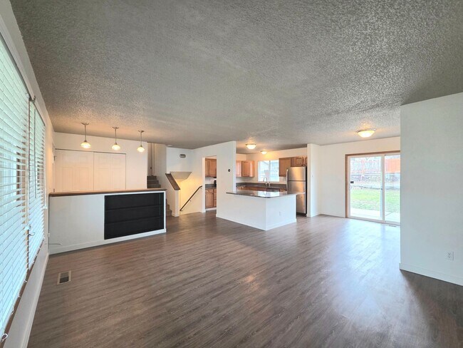 Building Photo - **Charming 3 Bedroom + Bonus, 2.5 Bath House for Rent in Desirable East Wenatchee**