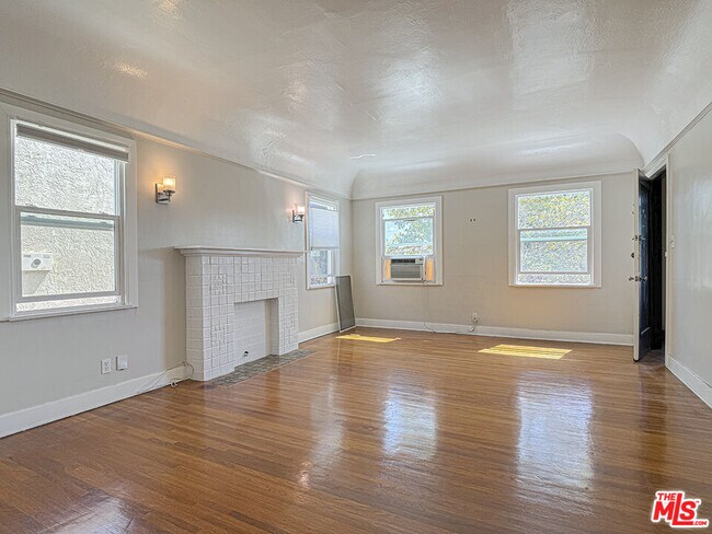 Building Photo - 733 N Ridgewood Pl