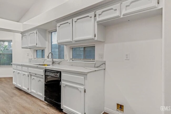 Building Photo - 14004 Las Entradas - Gorgeous NW remodeled...