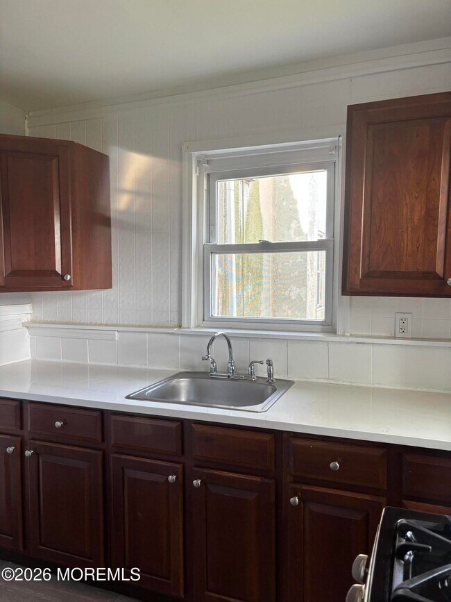 Building Photo - 711 3rd Ave