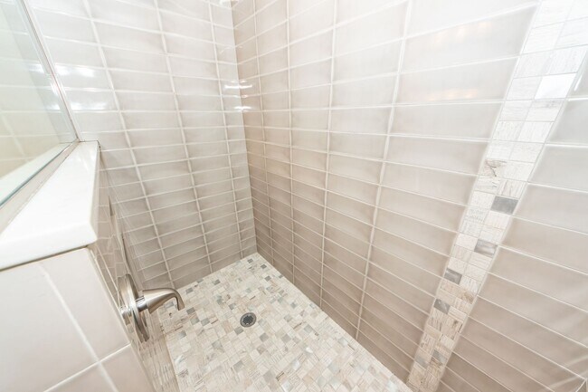 Building Photo - 4 Bedroom 2.5 Bath House in Montclair - We...